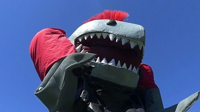 Hiigelhai glämm-metali rünnak